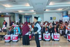 445 Calon Jemaah Haji Asal Bangka Berangkat dari Bandara SMB II Palembang - JPNN.com