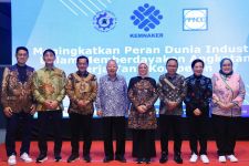 Menaker Ida Fauziyah Apresiasi Peran DUDI dalam Kembangkan SDM Terampil di Indonesia - JPNN.com