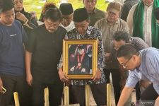 Selamat Jalan Prof Salim Said, Jenazah Dimakamkan di Liang Kubur Sang Ibu - JPNN.com