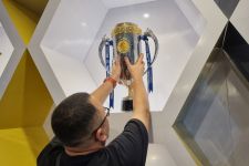 Trofi Liga 1 Dipajang di Persib Store, Bobotoh Bisa Belanja Sambil Berfoto - JPNN.com