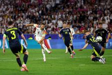 EURO 2024: Tangan Fan Patah Kena Tendangan Melenceng Striker Jerman - JPNN.com