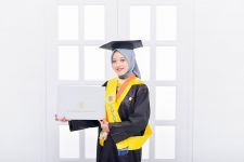 Kisah Inspiratif Ulfatun Nikmah, Anak Tukang Ukir & Lulusan SMK yang Raih Gelar Magister FEB UGM - JPNN.com