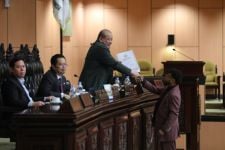 Senator Filep Wamafma Menginterupsi Ketua DPD RI Saat Sidang Paripurna, Begini Alasannya - JPNN.com Papua