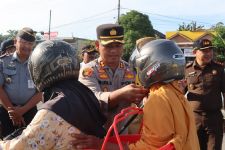 Opas Patuh Lancang Kuning di Rohul, Masyarakat Tak Ditilang, Justru Dapat Helm Gratis - JPNN.com