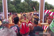 Bupati Kotim Komitmen Buka Jalan hingga Aliri Listrik ke Pelosok Desa - JPNN.com