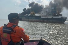 Bum! Kapal Tanker Tujuan Cirebon Terbakar di Meranti - JPNN.com