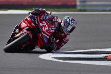 Hasil Sprint MotoGP Inggris: Pecco & Marquez Tumbang, Bastianini Menang - JPNN.com