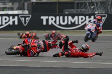 Live Streaming Race MotoGP Inggris & Klasemen Pembalap: Masa, Pecco Jatuh Lagi? - JPNN.com