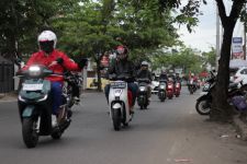 4 Kiat Berkendara Aman dan Nyaman dengan Motor Listrik - JPNN.com