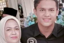 Peraih Emas Olimpiade Paris Rizki Juniansyah Punya Ritual Minum Air Bekas Cucian Kaki Ibu - JPNN.com