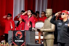 Megawati Memimpin Pengibaran Bendera Merah Putih di Hadapan Lautan Satgas PDIP, Lihat - JPNN.com