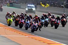 MotoGP Aragon 2024: Sang Adik Tabrak Francesco Bagnaia, Marc Marquez Pasang Badan - JPNN.com