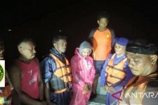 Longboat Rusak Mesin dan Terombang-ambing di Laut, 6 Nelayan Dievakuasi - JPNN.com