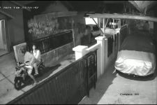 Sejoli di Palembang Gasak Motor, Aksinya Terekam CCTV, Lihat - JPNN.com