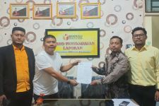 Bermodal Video, Tim Hukum Robinsar-Fajar Laporkan Camat Gerogol ke Bawaslu Kota Cilegon - JPNN.com