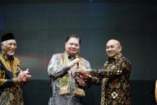 Dianugerahi Lifetime Achivement dari BKTI-PII, Menko Airlangga Berpesan Begini - JPNN.com