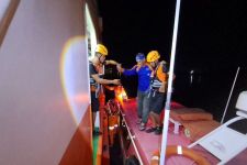 SAR Pangkalpinang Mengevakuasi 8 Pemancing yang Terombang-ambing 5 Jam di Laut - JPNN.com