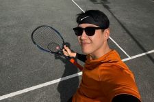 Sibuk Bersama Yovie & Nuno, Adhyra Yudhi Sisihkan Waktu Bermain Tenis - JPNN.com