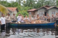 Polres Rohil Beri Layanan Kesehatan dan Sembako untuk Korban Banjir di Kubu Babussalam - JPNN.com