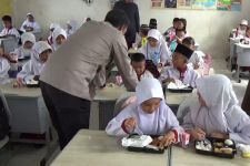 Polda Sumsel Uji Coba Program Makan Siang Bergizi Gratis di SDN 145 Palembang - JPNN.com