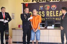 Pria Pembunuh Tetangga di Rohil Ditangkap Polisi, Terancam Dihukum Mati - JPNN.com