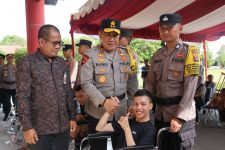 Polda Kalteng dan Kemensos Salurkan 30 Kursi Roda ke Penyandang Disabilitas - JPNN.com