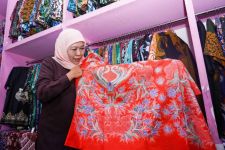 Sambangi Sentra Batik Sidoarjo, Khofifah Komitmen Lestarikan Warisan Budaya Bangsa - JPNN.com