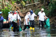 Menteri LH Hanif Faisol Terjun Langsung Bersihkan Sampah di Kali Cipinang - JPNN.com