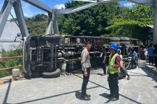 Truk Pupuk dan Tepung Bertabrakan, Lintas Sumbar-Riau Sempat Macet Total - JPNN.com