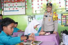 Momen Wakapolda Riau Brigjen K Rahmadi Turun ke SD Dukung Program Makan Bergizi Gratis - JPNN.com