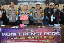 Polisi Gerebek Kawasan Pilip 3 Muara Enim, 4 Pelaku Tindak Pidana Narkotika Ditangkap - JPNN.com