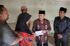 Jazuli Juwaini Kunjungi dan Berikan Bantuan untuk Keluarga Rouf - JPNN.com