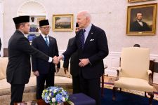 Lihat, Sikap Mayor Teddy Saat Prabowo Memperkenalkannya ke Joe Biden - JPNN.com