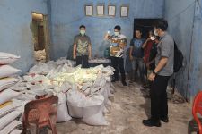 Polres Dumai Menggerebek Gudang Pupuk Ilegal di Bukit Kapur, Lihat! - JPNN.com