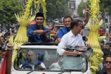 Jokowi Dampingi Ahmad Luthfi dan Gus Yasin Pawai, Disambut Puluhan Ribu Warga Banyumas - JPNN.com