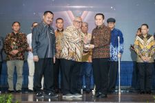 Pj Gubernur Agus Fatoni Terima Anugerah Sahabat Pers Award dari SPS Sumut - JPNN.com