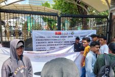 Mahasiswa Demo di Kejagung, Desak Presiden Prabowo Tindak Jaksa Nakal - JPNN.com