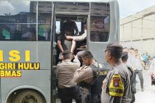 Polisi Gerebek Kampung Teleng Inhu, 3 Orang Diamankan, Salah Satunya DPO - JPNN.com