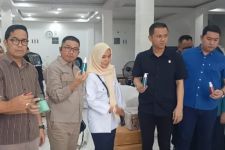 Menindaklanjuti Laporan Masyarakat, DPRD Palembang Sidak Gudang Daviena Skincare - JPNN.com