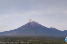 Masih Berstatus Waspada, Gunung Semeru Erupsi Lagi dengan Letusan Setinggi 800 meter - JPNN.com