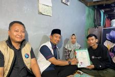 Sukarelawan Ridwan Kamil Bantu Seorang Anak Tebus Ijazah - JPNN.com