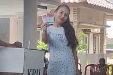 Ikut Mencoblos di Pilkada, Ayu Ting Ting Bawa Rombongan Keluarga ke TPS - JPNN.com