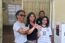 Kaka Slank bersama Istri dan Anak Gunakan Hak Suara di Pilkada 2024 - JPNN.com