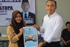 Wakil Ketua DPRD Karawang Memberikan Bantuan Beasiswa PIP - JPNN.com