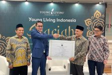 Raih Sertifikat, Young Living Indonesia Jalankan Bisnis MLM Syariah - JPNN.com