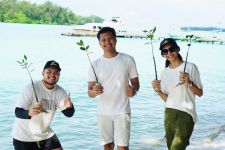 Kurangi Emisi Karbon, Atome Tanam 100 Pohon Mangrove di Kepulauan Seribu - JPNN.com