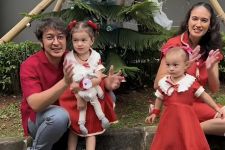 Serunya Nadine dan Dimas Anggara Merayakan Natal Bersama Anak-Anak - JPNN.com