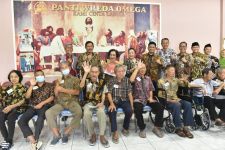 Pj Gubernur Jateng Berbagi Kasih di Hari Natal dengan Puluhan Lansia Panti Wreda - JPNN.com