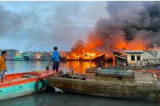 15 Kapal Nelayan Terbakar, Prajurit TNI AL Bergerak Cepat - JPNN.com