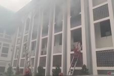 Kantor Rektor UIN Jakarta Terbakar, 10 Unit Damkar Dikerahkan - JPNN.com